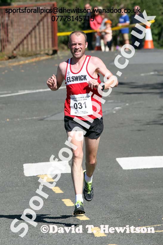 Lee Bennett (Elswick) 4th in the Tynedale 10 Mile Jelly Road Race at about half way. Photo: David T. Hewitson/Sports for All Pics